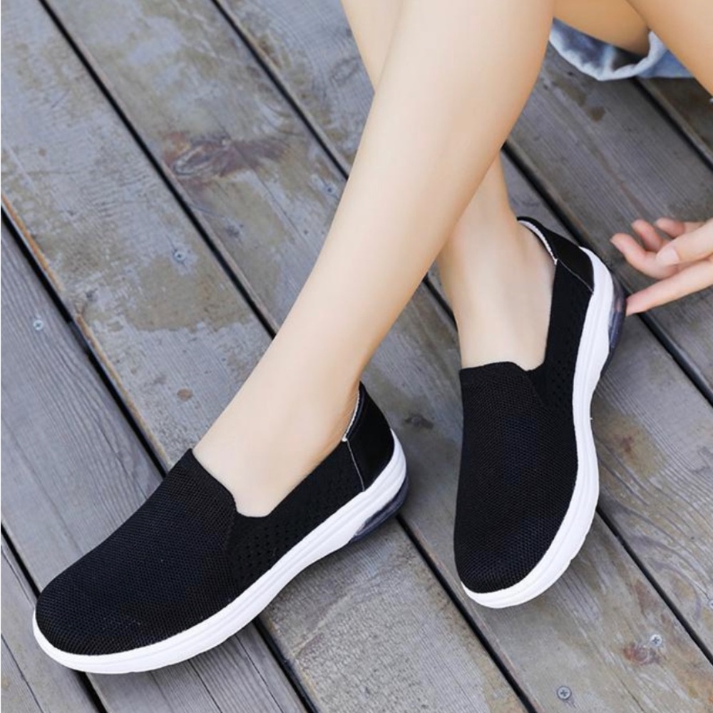 Black Mesh Slip-on Walking Shoes Size 8.5